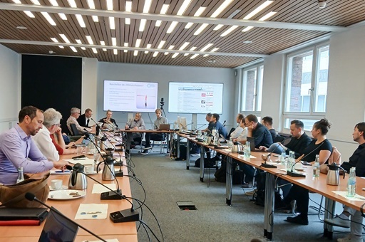 Menschen in Meetingraum für AG Politik Meeting