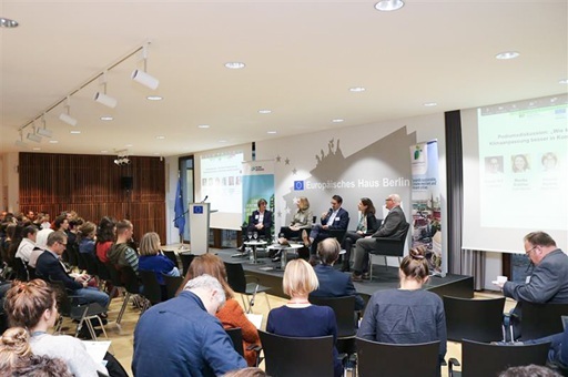 Publikum und Bühne bei politischer Veranstaltung des Klima-Bündnis 2023