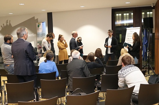 Group of people sitting on chairs and talking to eachother
