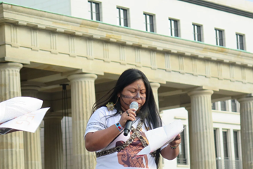Mundukuru Aktivistin at the Brandenburger Tor in Berlin